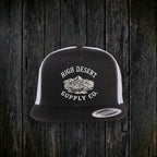 Mountains Logo Flat Brim Black/White front - dark wood style